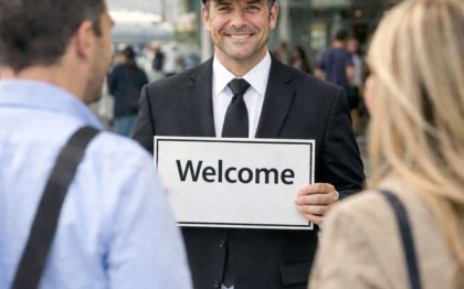Chauffeur privé attendant les passagers à l’aéroport Nice Côte d’Azur